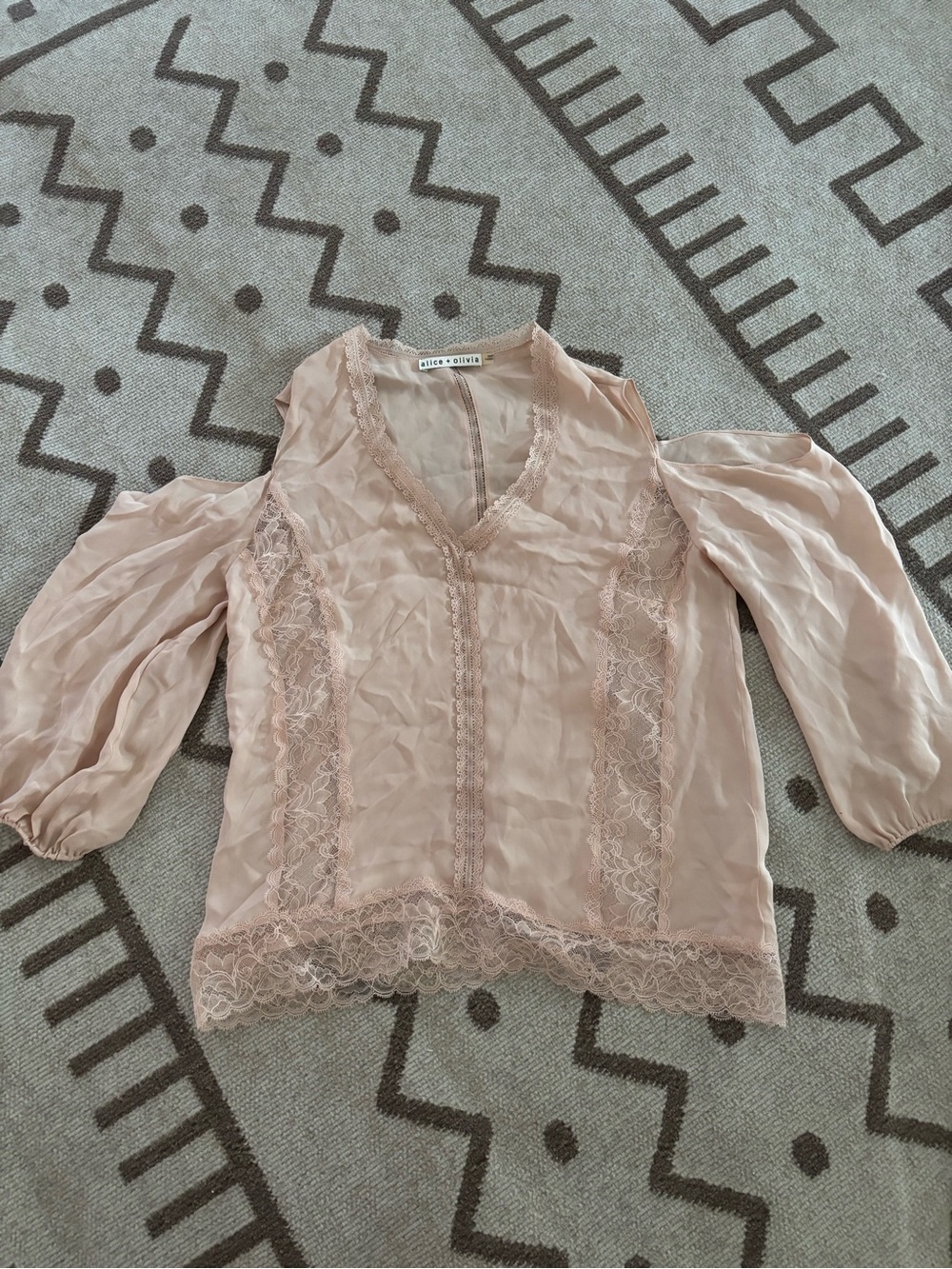 Alice + Olivia *Flawed*Blush Pink Lace Trim Cold-Shoulder V-Neck Blouse
